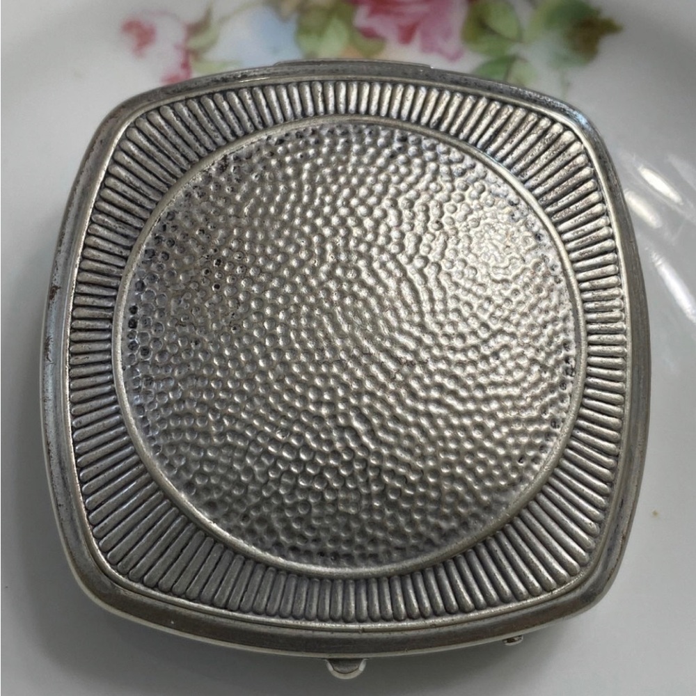 Antique Djer Kiss Kissing Fairies Compact (Final Price) - Picture 2 of 8